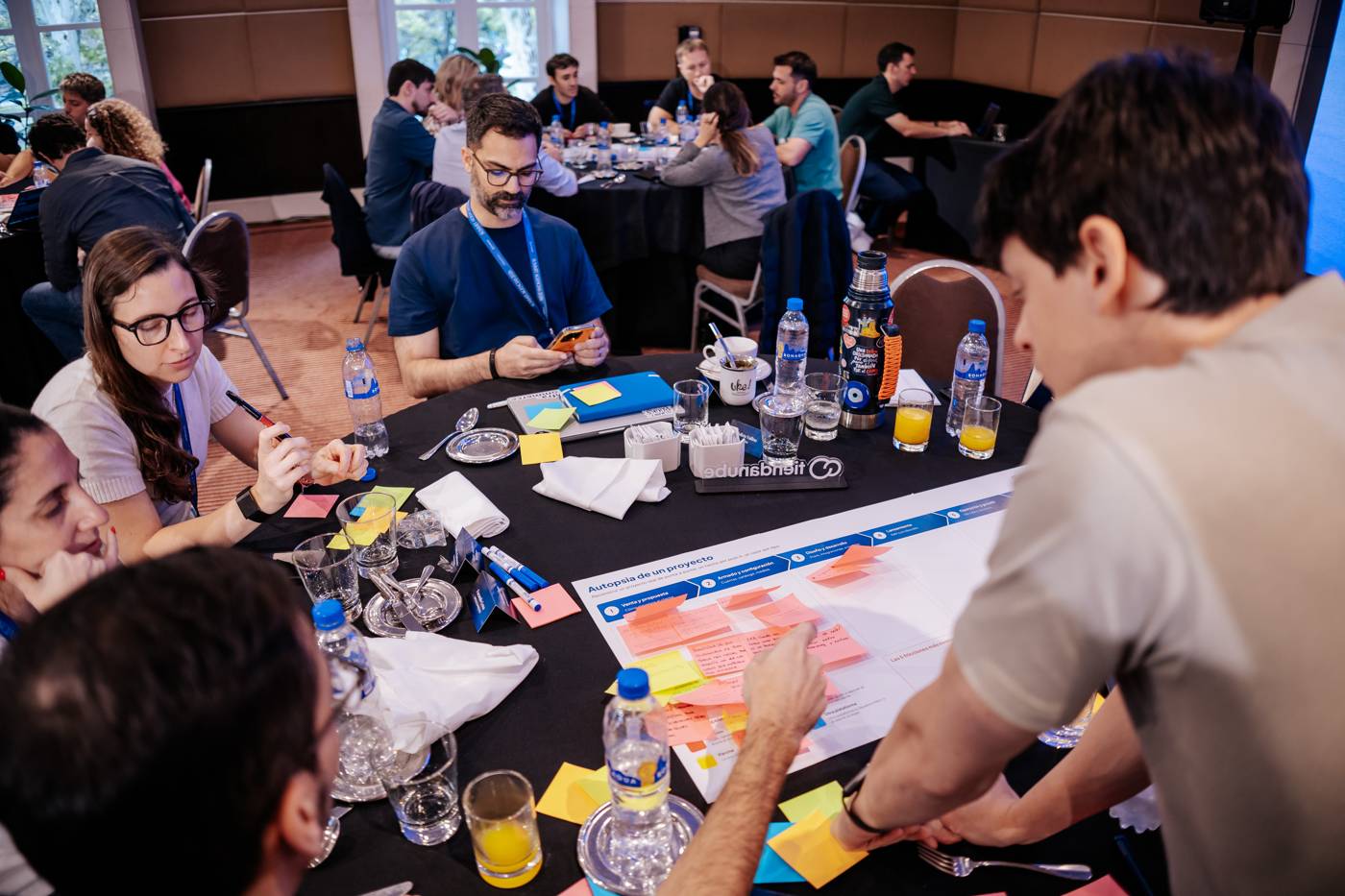 Workshop en mesas con post-its