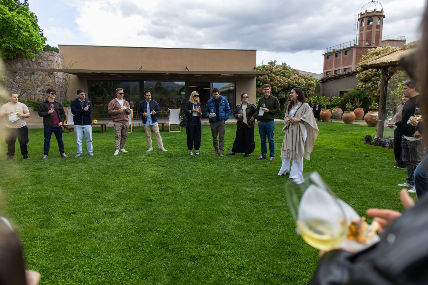 El grupo del Summit en los jardines de una bodega