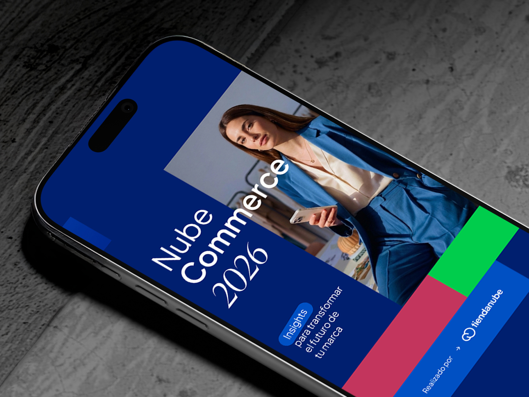 Un smartphone con la portada del NubeCommerce 2026 de Tiendanube Argentina.